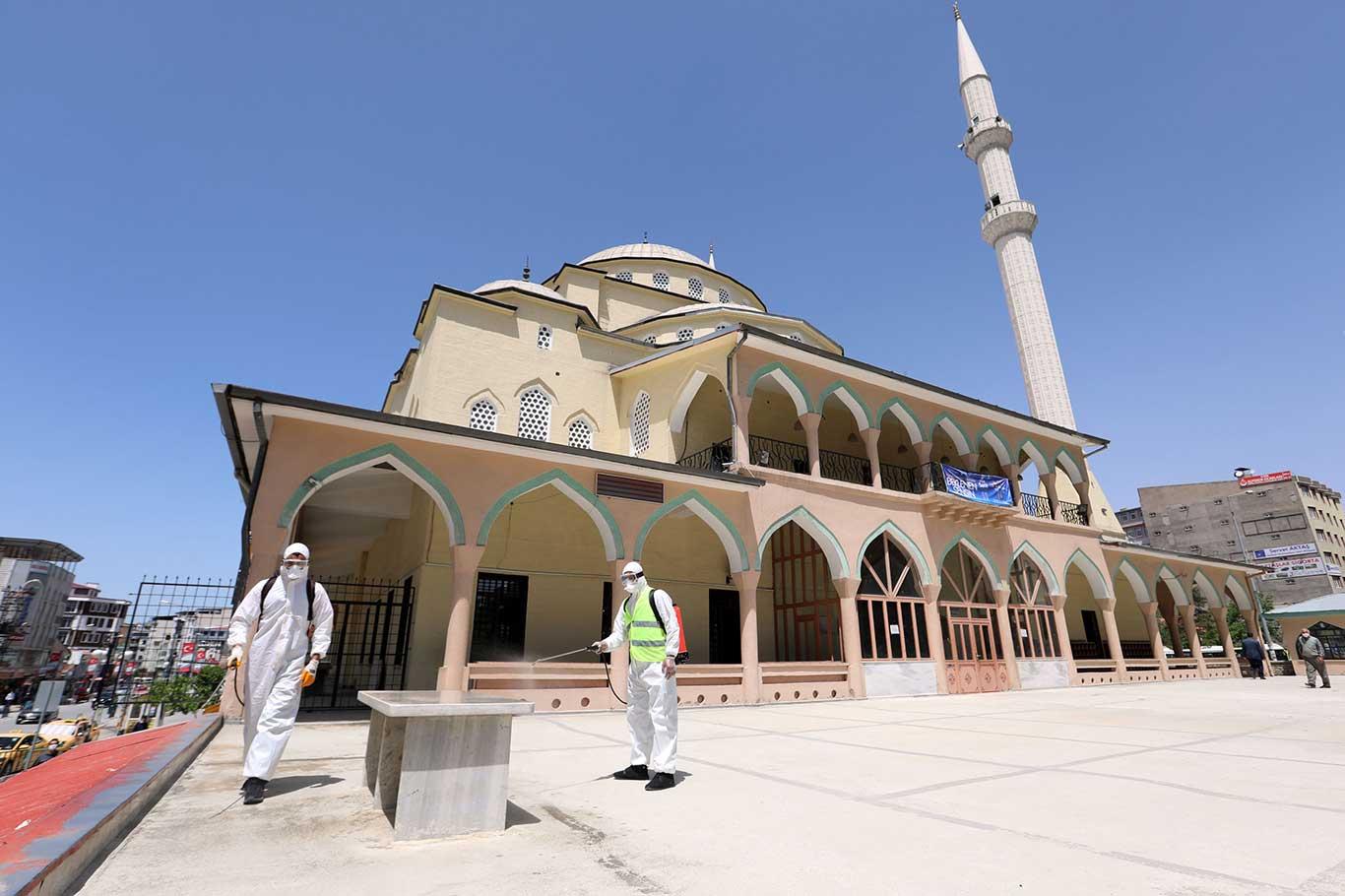 Van'da camiler Cuma'ya hazırlandı